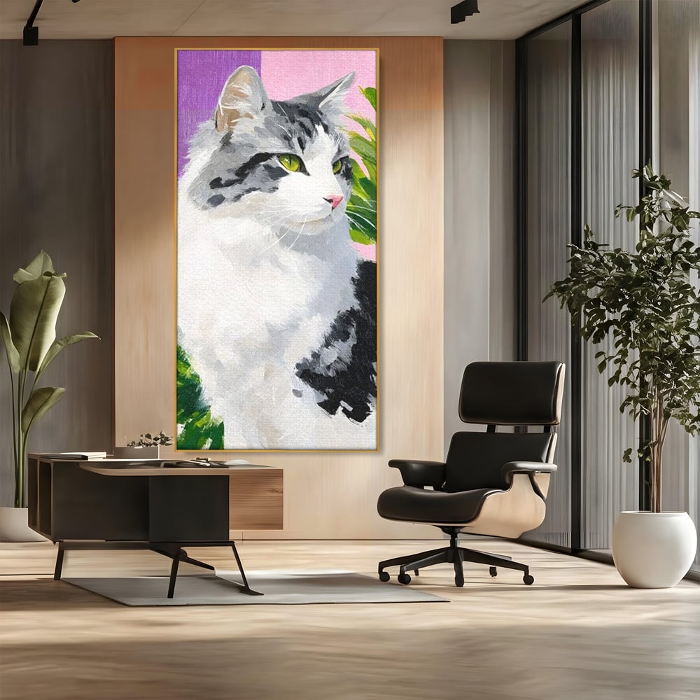 Tablou canvas cu pictura cu portret de pisica, in rama de aluminiu auriu, pe perete intr-un birou